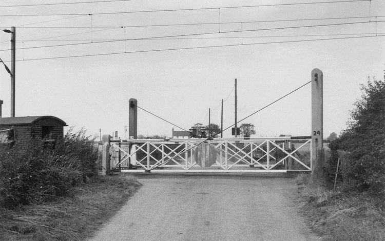 thorrington railway crossing